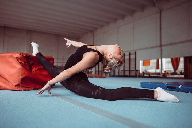 Mujer de vista lateral ejercicio para juegos olímpicos de gimnasia