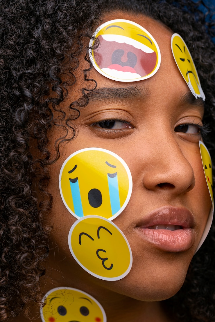 Foto gratuito mujer de vista lateral con emojis en la cara