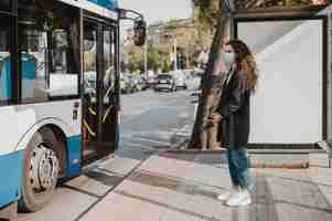 Foto gratuita mujer de vista lateral esperando el autobús