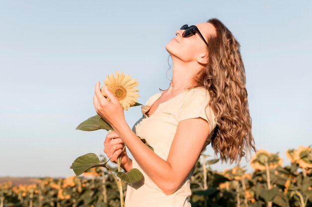 Mujer de vista lateral con gafas de sol