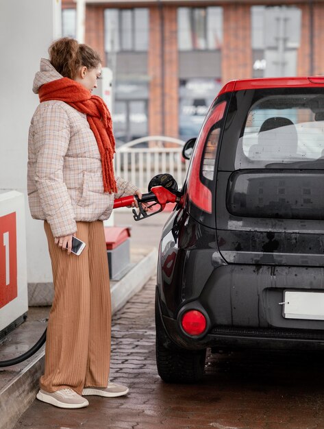 Mujer de vista lateral en la gasolinera