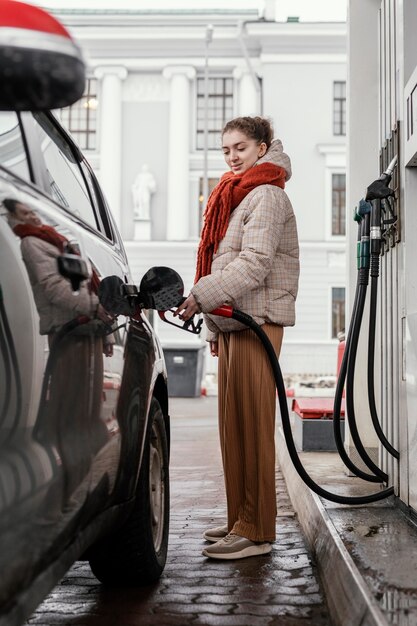 Mujer de vista lateral en la gasolinera