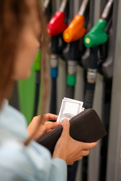 Foto gratuita mujer de vista lateral en la gasolinera