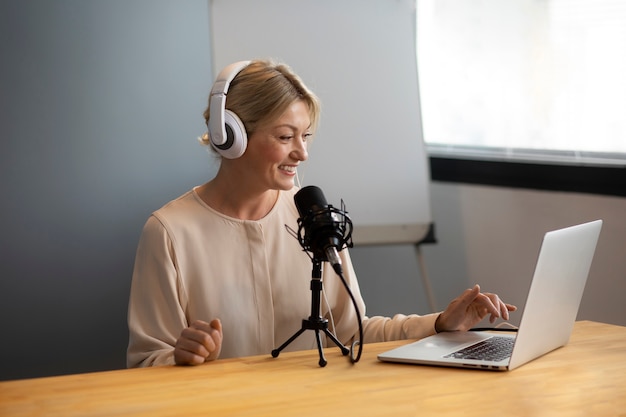 Mujer de vista lateral grabando podcast