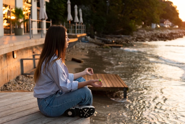 Foto gratuita mujer de vista lateral haciendo yoga