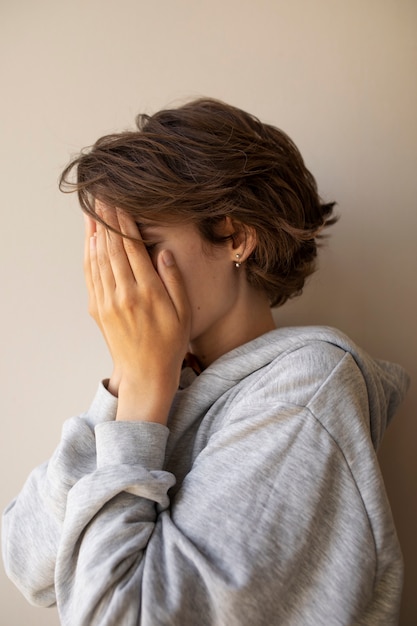 Mujer de vista lateral lidiando con la ansiedad