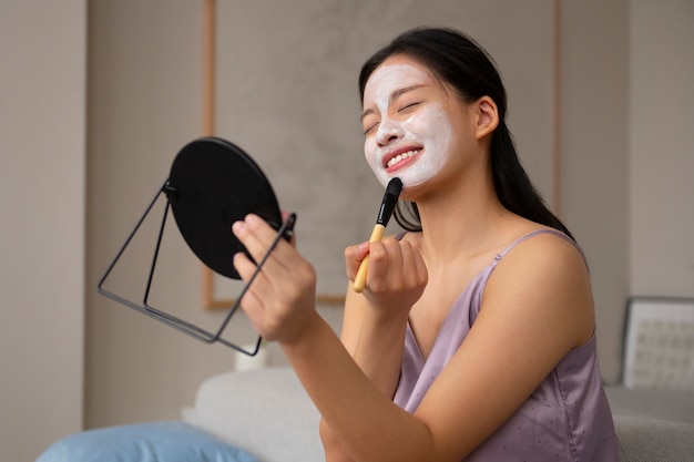 Foto gratuita mujer de vista lateral con mascarilla