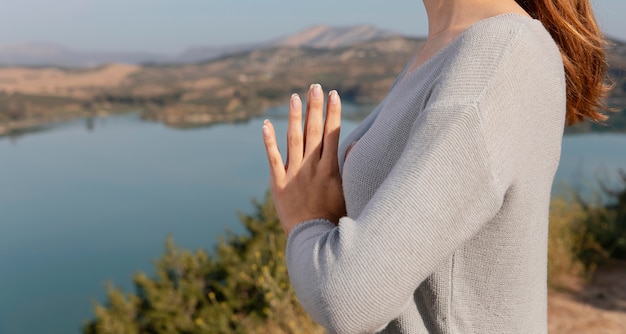 Foto gratuita mujer de vista lateral meditando en la naturaleza