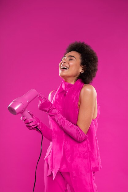 Mujer de vista lateral posando en traje rosa completo