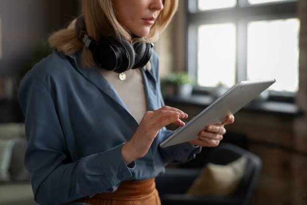 Mujer de vista lateral preparándose para podcast