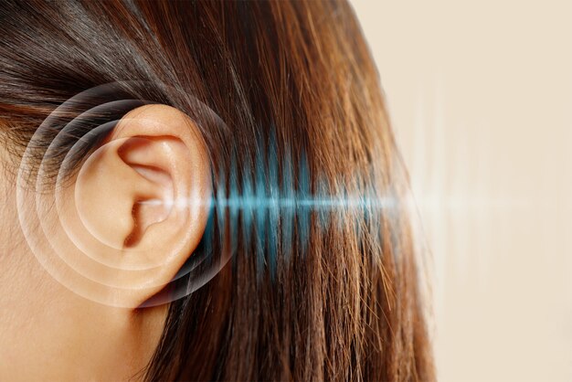 Mujer de vista lateral que experimenta problemas de audición