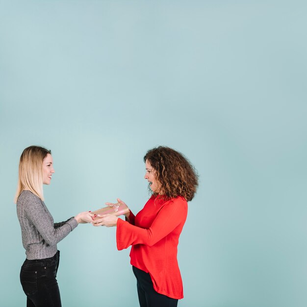 Mujer de vista lateral que recibe el regalo de la hija