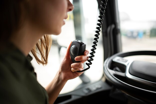 Mujer de vista lateral que trabaja como conductor