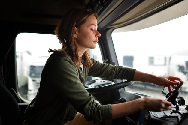 Mujer de vista lateral que trabaja como conductor