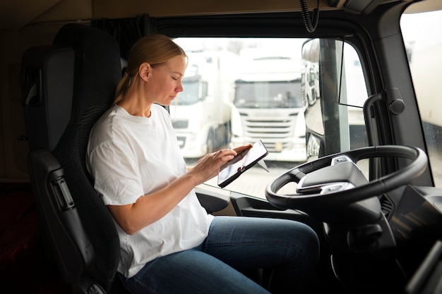 Mujer de vista lateral que trabaja como conductor