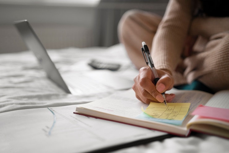 Foto gratuito mujer de vista lateral que trabaja como economista