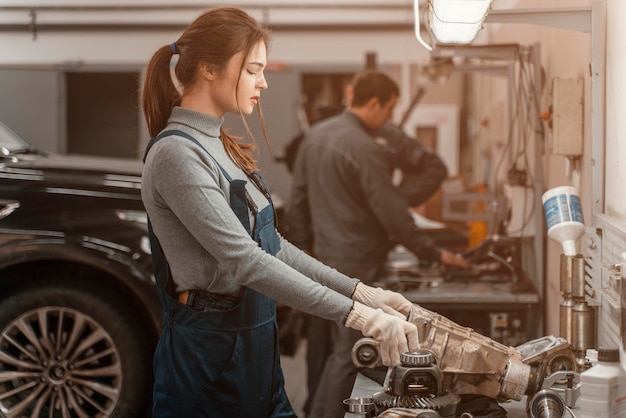 Foto gratuita mujer de vista lateral que trabaja en un servicio de coche