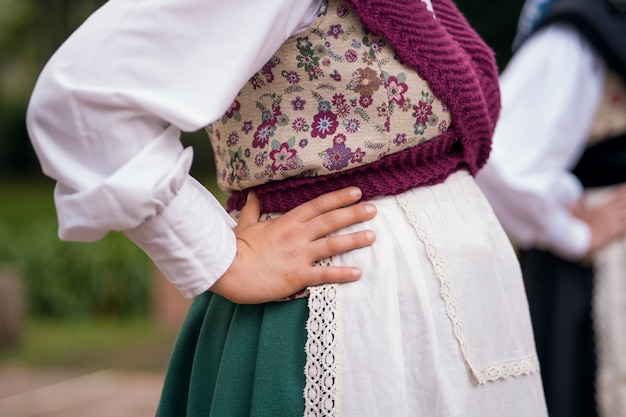 Foto gratuita mujer de vista lateral en ropa tradicional