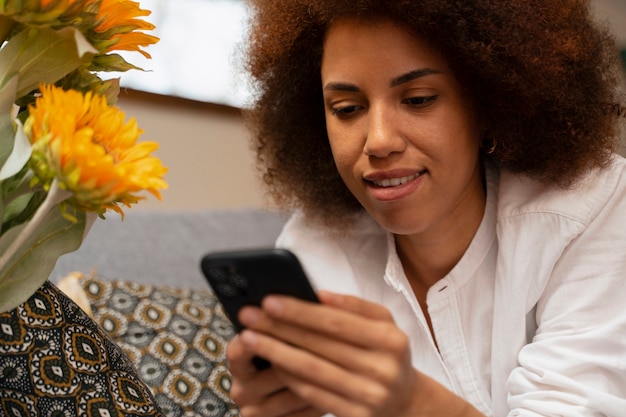 Mujer de vista lateral con smartphone