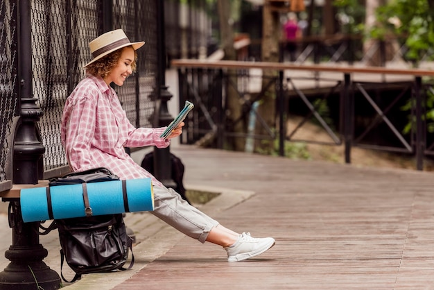 Mujer de vista lateral viajando con espacio de copia