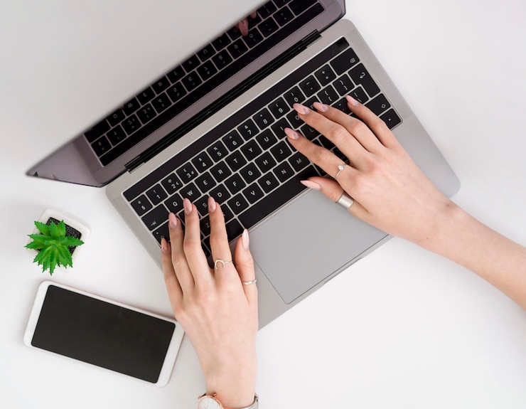 Foto gratuito mujer vista superior trabajando en la computadora portátil