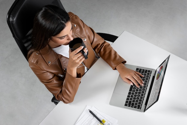 Foto gratuita mujer vista superior trabajando en la computadora portátil