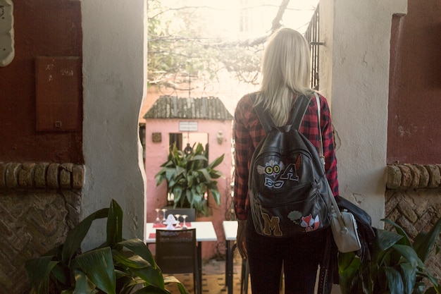 Mujer de vista trasera en la calle