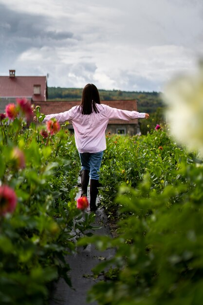 Mujer de vista trasera en el campo