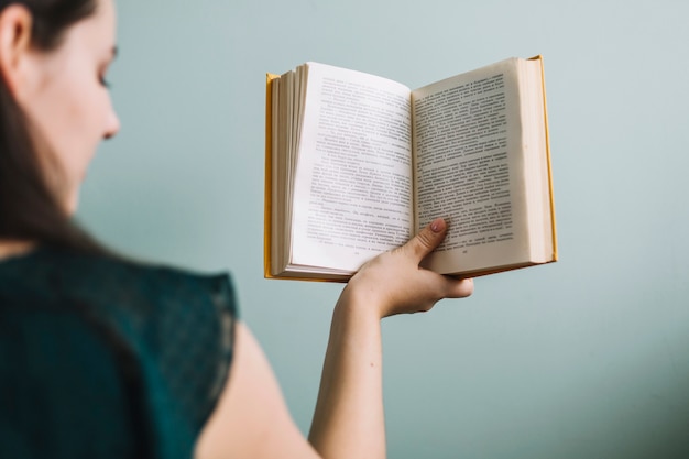 Mujer de vista trasera con libro