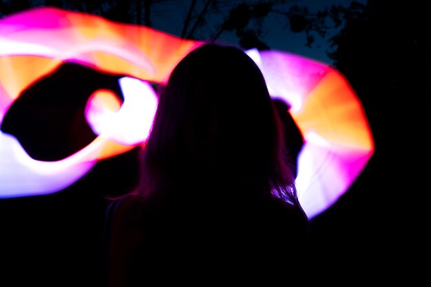 Mujer de vista trasera con luz de colores