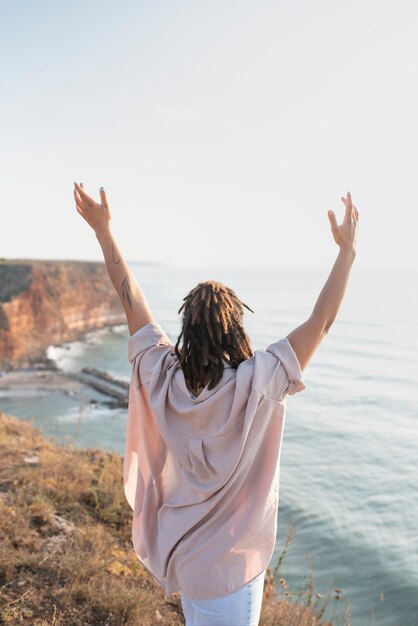 Mujer de vista trasera en la naturaleza