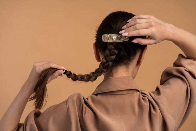 Mujer de vista trasera con pinza de pelo grande