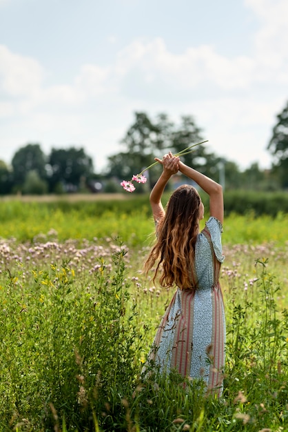 Foto gratuita mujer de vista trasera posando en la naturaleza