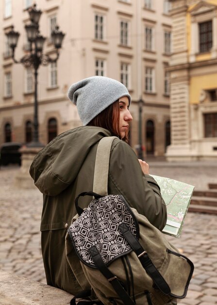Mujer de vista trasera sosteniendo un mapa