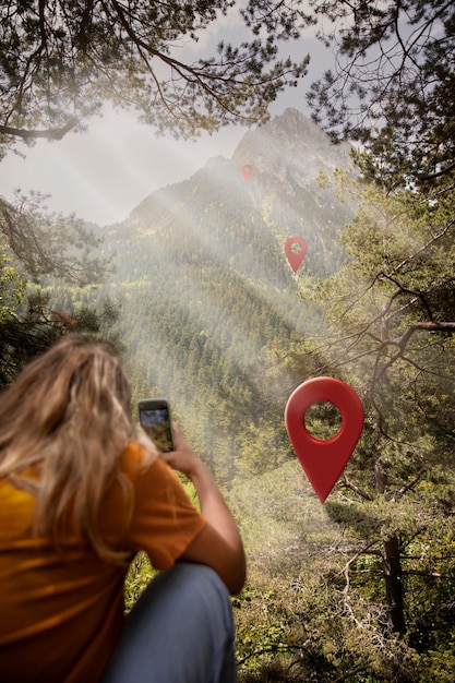 Mujer de vista trasera tomando fotos