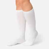 Foto gratuita mujer vistiendo calcetines altos hasta la rodilla blancos lisos