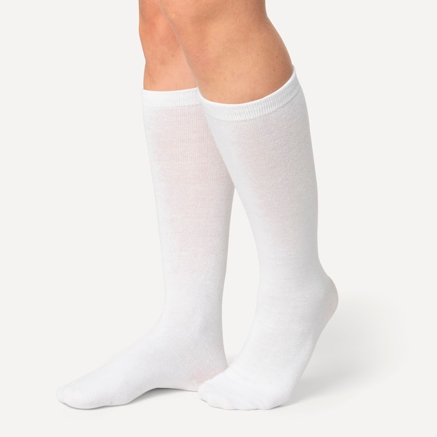 Mujer vistiendo calcetines altos hasta la rodilla blancos lisos