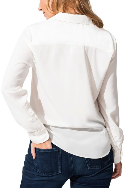 Mujer vistiendo camisa blanca de manga larga con jeans vista trasera