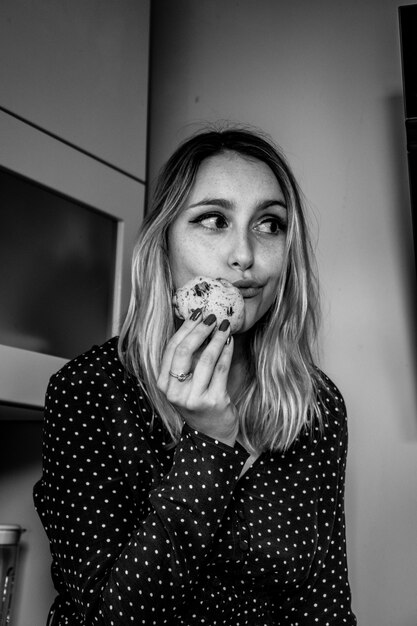 Mujer vistiendo camisa de manga larga de lunares en blanco y negro