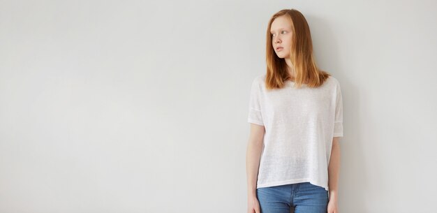 Mujer vistiendo camiseta blanca en blanco de pie