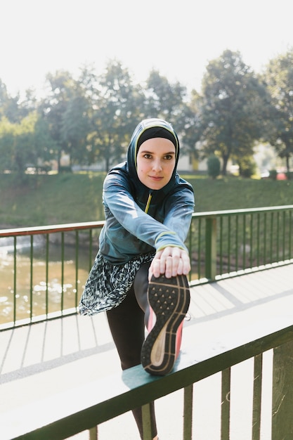 Foto gratuita mujer vistiendo chaqueta azul estiramiento