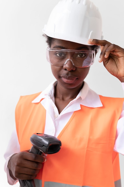 Foto gratuita mujer vistiendo un equipo de protección industrial especial