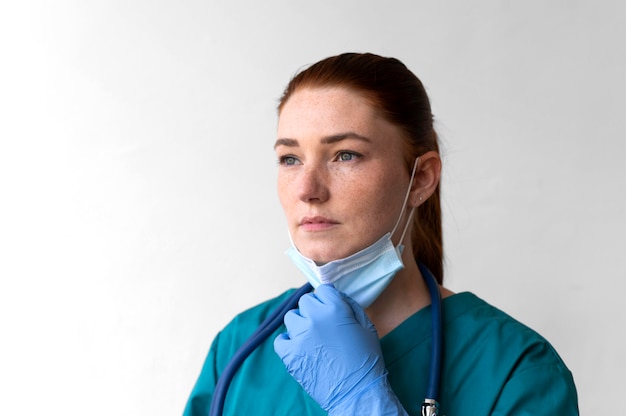 Mujer vistiendo un equipo de protección médica