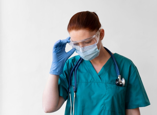 Mujer vistiendo un equipo de protección médica