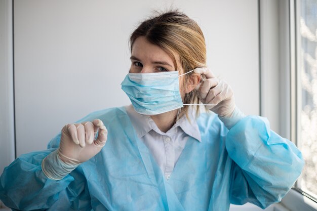 mujer vistiendo un equipo de protección de personal médico