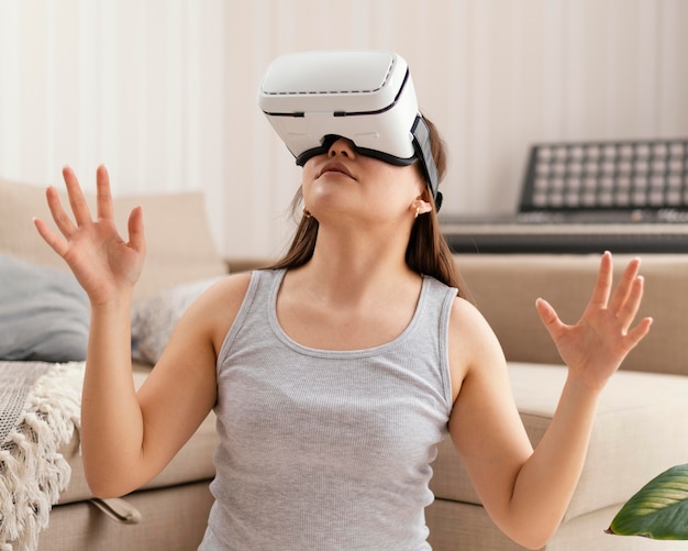 Mujer vistiendo gafas vr tiro medio