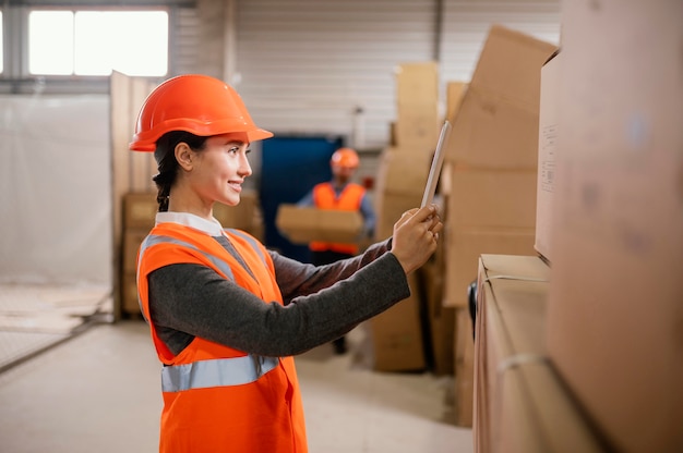 Mujer vistiendo un gorro de seguridad en el trabajo