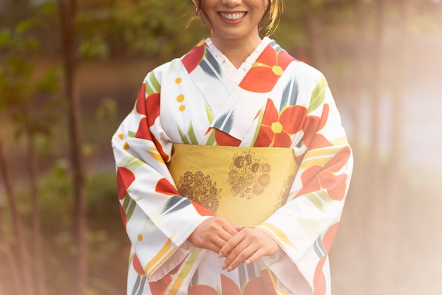 Mujer vistiendo hermosos kimonos japoneses y obi