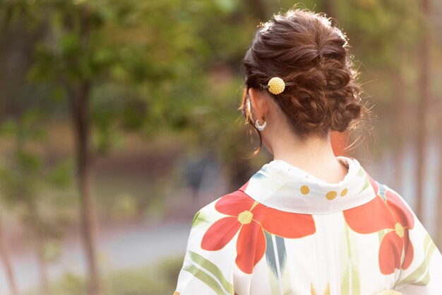 Mujer vistiendo hermosos kimonos japoneses y obi