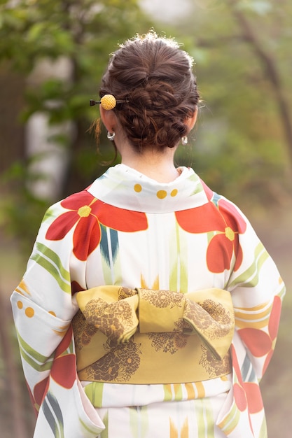 Mujer vistiendo hermosos kimonos japoneses y obi